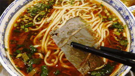 明媚的阳光终会照亮这片土地, 樱花会再次盛开, 我们会摘下口罩, 吃想