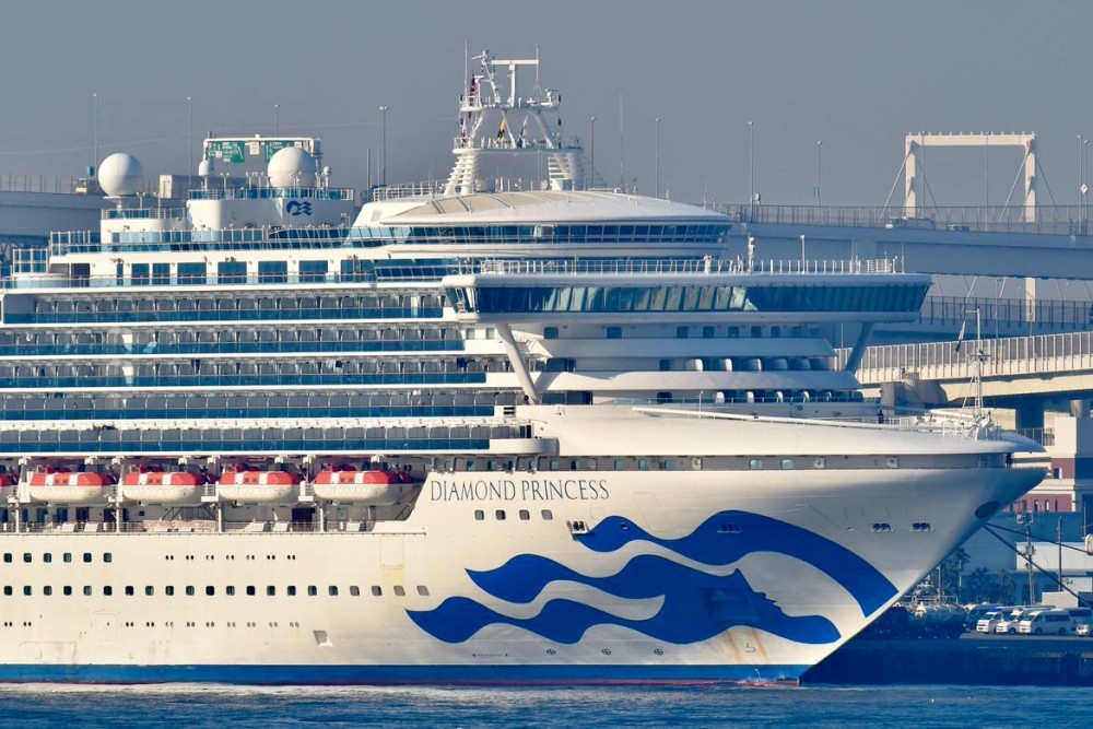 2月3日,"钻石公主"号豪华邮轮被迫停靠在日本横滨港,船上3711名游客和