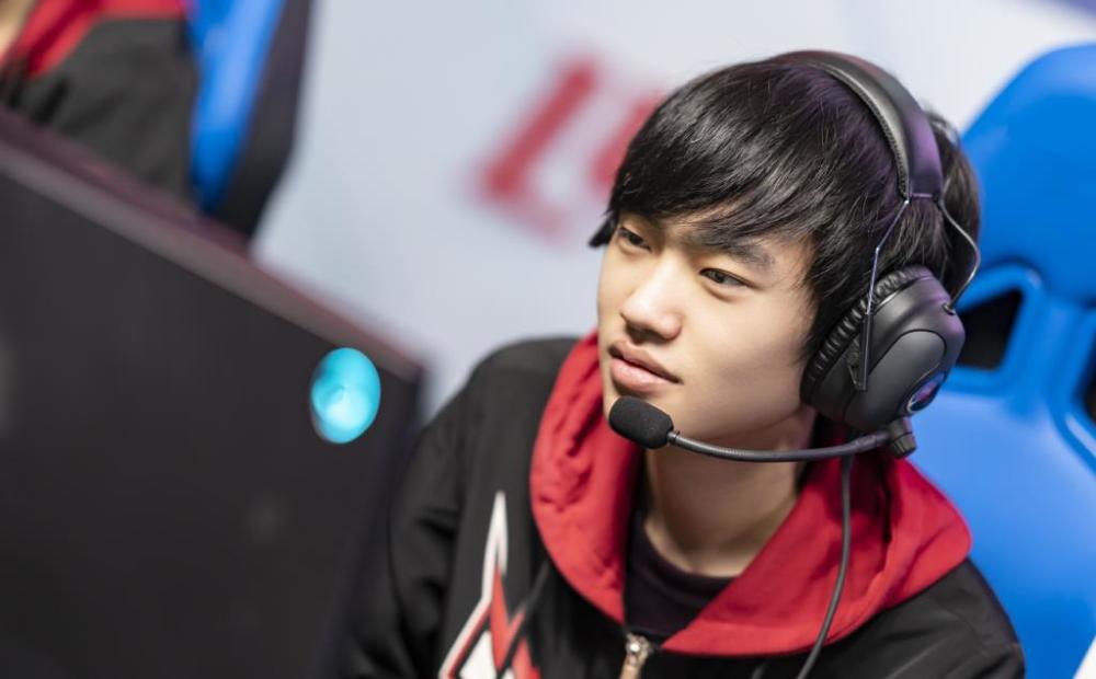 近日,knight与自家队伍tes战队adc photic双排,其直播间弹幕多在质疑