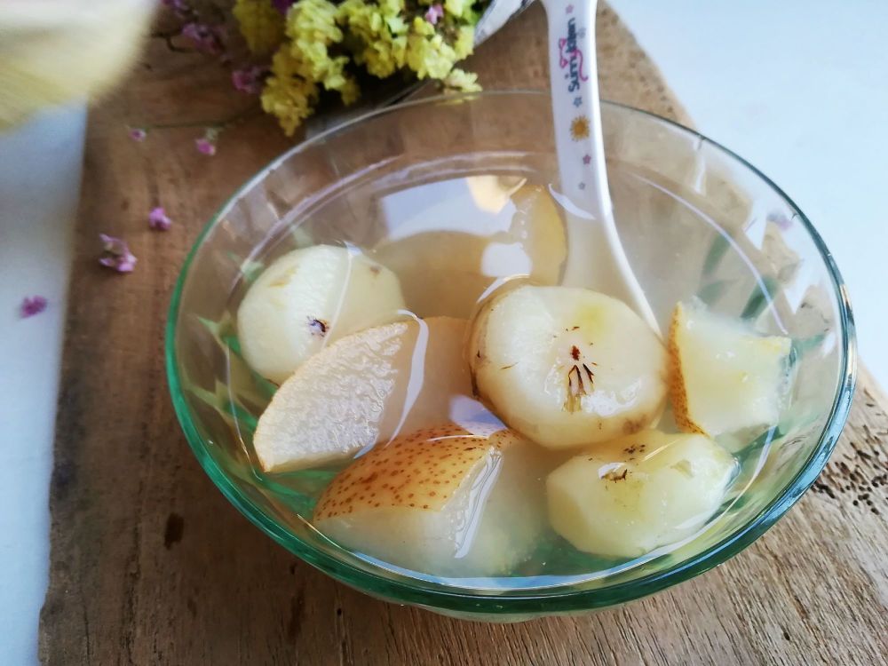 by 草莓茶 配料: 荸荠 150克,雪梨 300克,冰糖 80克 烹饪步骤: 马蹄