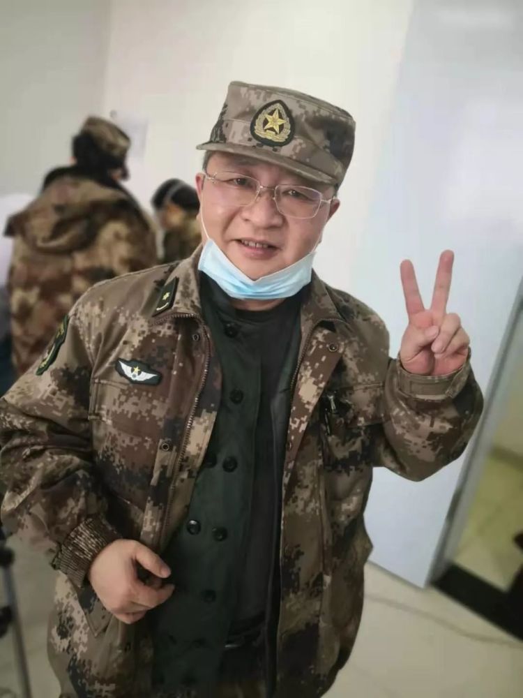 55岁军医带着呼吸机上战场,生日这天,他许下了两个愿望