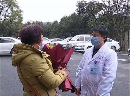 鲜花转送白衣天使谢谢你们萍乡又有2名新冠肺炎患者治愈出院