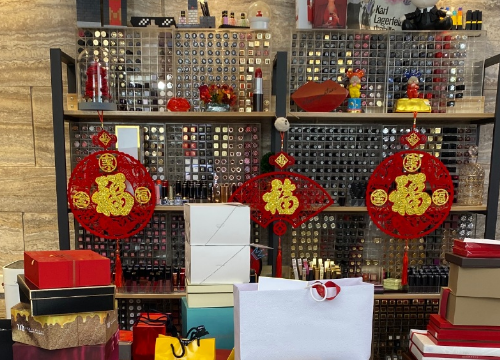 本以为李佳琦的口红墙够夸张了,直到看到他的"仓库",才知自己见识短浅