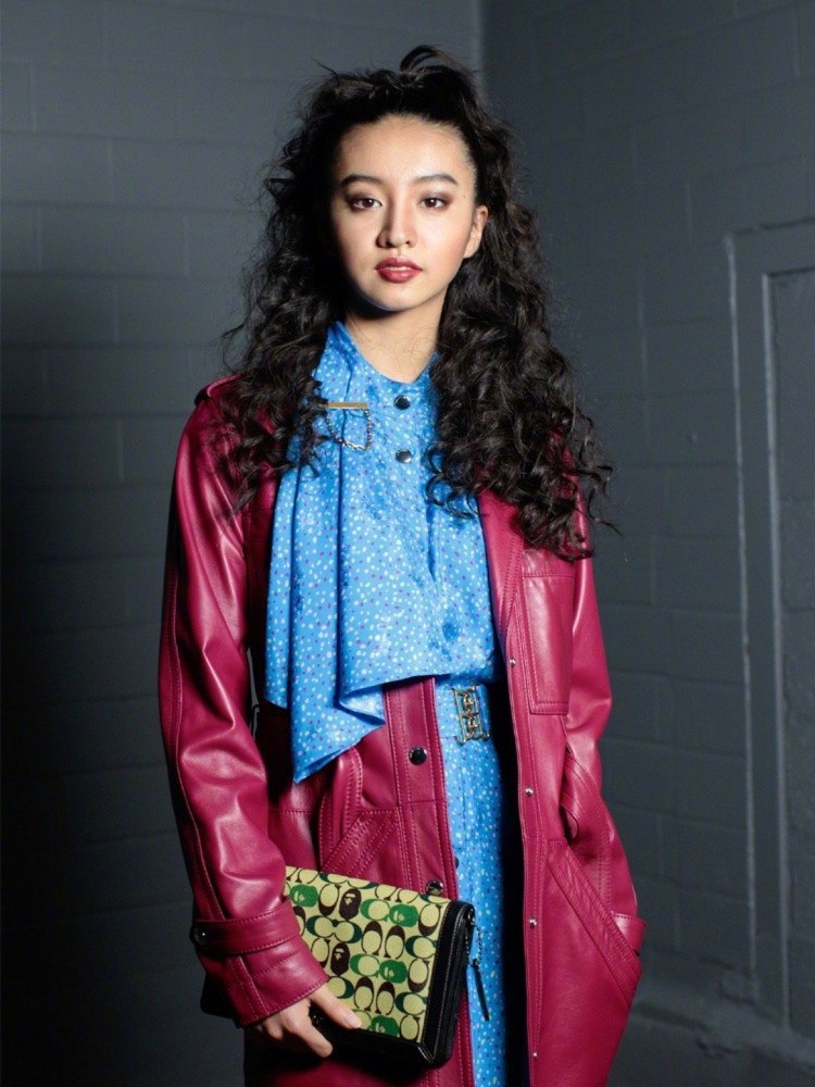 时装周造型再翻车,17岁木村光希蓝色眼影配黑裙,时尚品味太着急