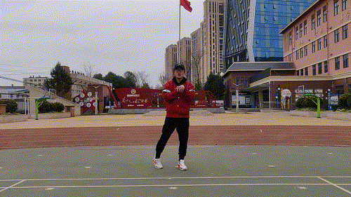 扩胸振臂进行3-5分钟准备活动,如原地慢跑,蹲起,徒手操等低强度热身