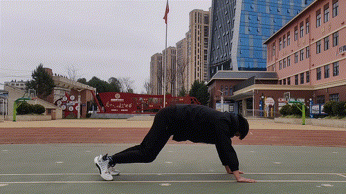 形式的跳短绳沿着客厅地面的瓷砖/木地板缝走3燕式平衡2单脚支撑平衡