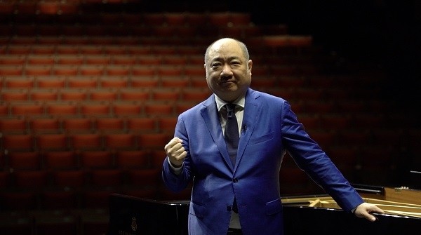 图说:上海歌剧院院长,指挥家,钢琴家许忠 官方图