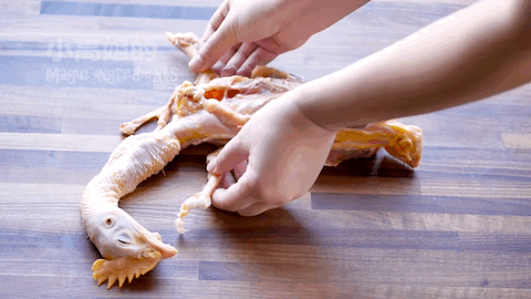 鸡锁骨的时候,你会恍惚,好像错入了汉尼拔拍片现场,心里暗暗为刀法叫