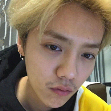 鹿晗晒出在家素颜照片,胡子拉碴黑眼圈明显,跟普通人没有区别