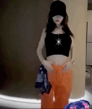 pg one|PG one凌晨晒自拍罕露正脸，却被身后鞋柜抢了风头，网友：价值百万