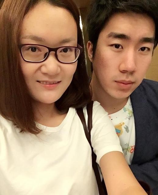 pdd直言沈灵敏过的并不快乐,朋友圈只有自己