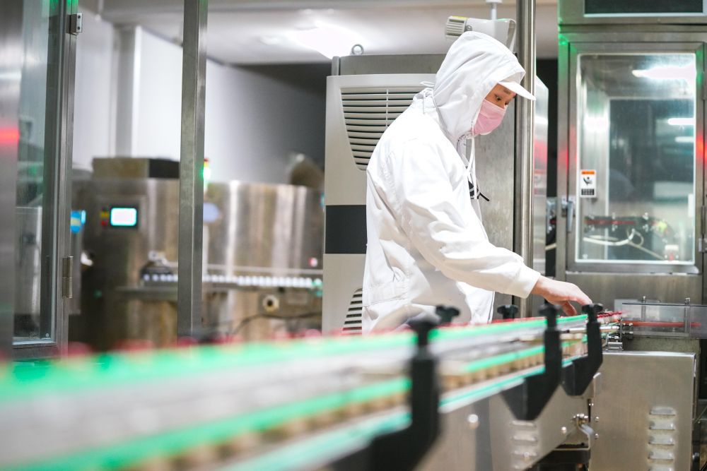 3月2日,在黑龙江省万家宝鲜牛奶投资有限公司,工人在乳制品加工厂内