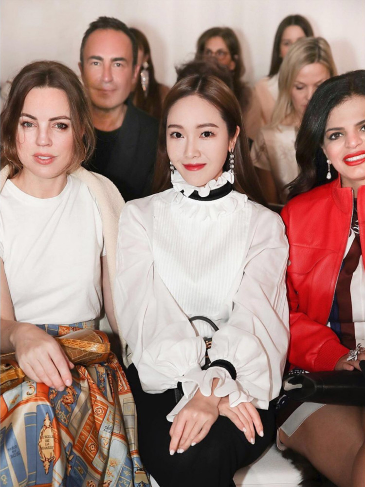 162cm郑秀妍和168cm宋茜,同穿灯笼袖衬衫,输了身高却赢了气质!