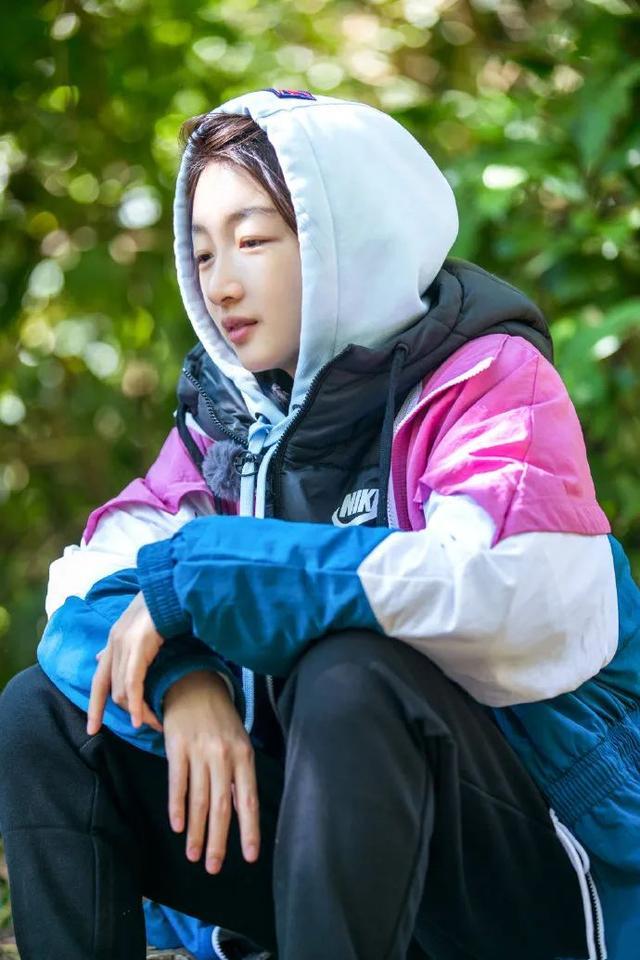 小个子周冬雨爱上男友穿搭,黑色冲锋衣配工装裤,男明星帅不过她