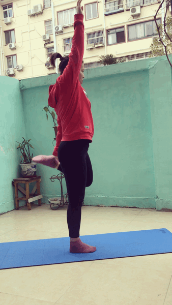 4,单腿站立屈膝后折提踵