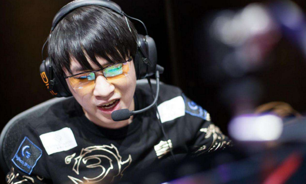 lol:小虎成究极混子,训练赛只玩肉,严君泽直言他真的变了!