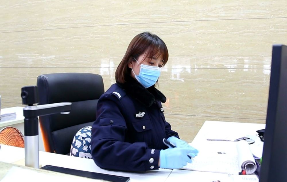 最美"巾帼"女交警 撑起战"疫"半边天
