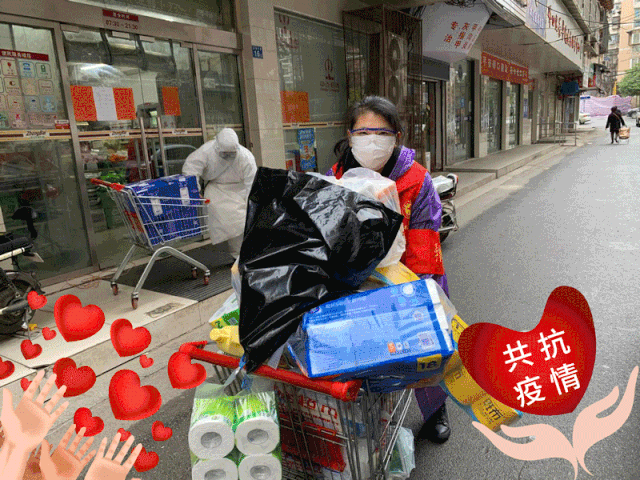 检徽许下承诺她们曾经在党旗下宣誓投入到战"疫"中自己的一份力量铁检