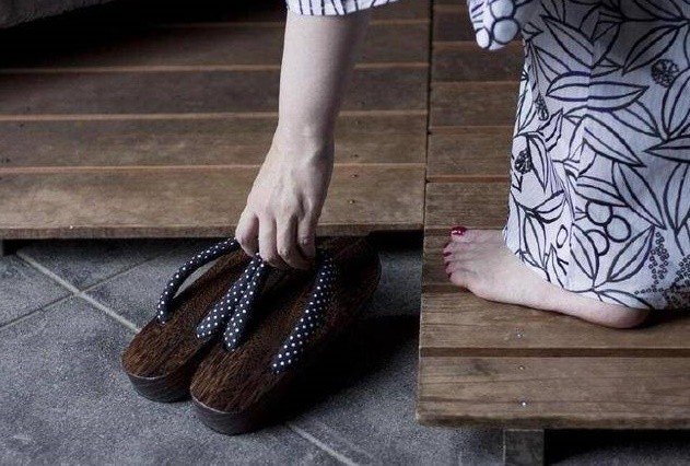 日本客人进门为何习惯脱鞋?有脚臭怎么办?网友:这招真高!