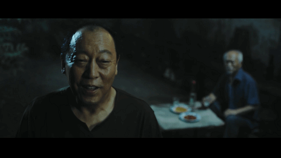 一个月高风黑的晚上,倪大红饰演的老汉黄二爷正在和一个白发老头唠嗑