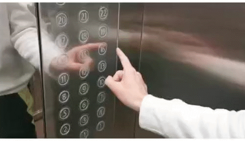 很多都市丽人上班都需要坐电梯.