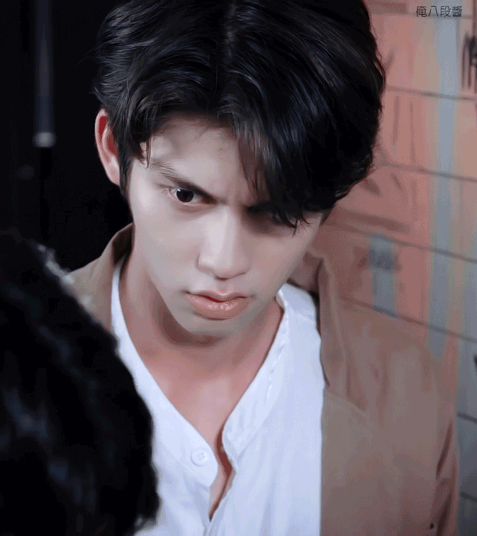 知"男"而退,而学校的风云校草,表面傲娇高冷实则腹黑闷骚的sarawat,就