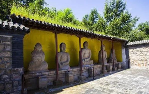 晉城不止有白馬寺,斷崖上有一寺廟,當地人都難爬