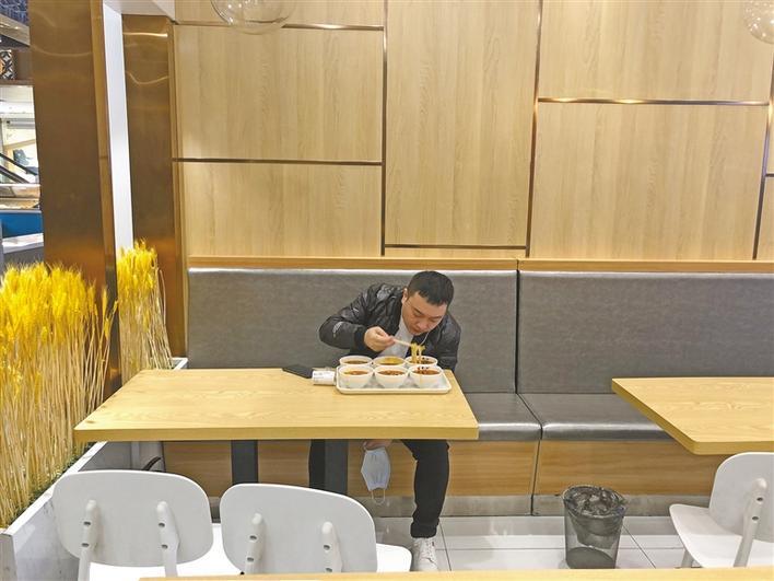 3月12日,西安市各大综合体内的餐饮门店开始提供堂食服务.