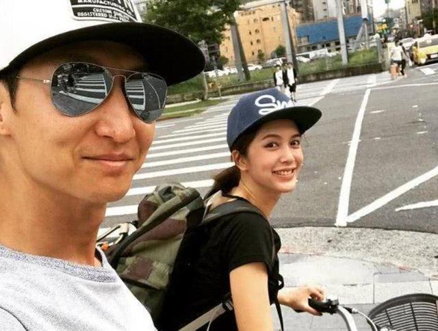 洪金宝次子洪天祥现身公园,与女友低调玩滑板,未戴口罩被质疑