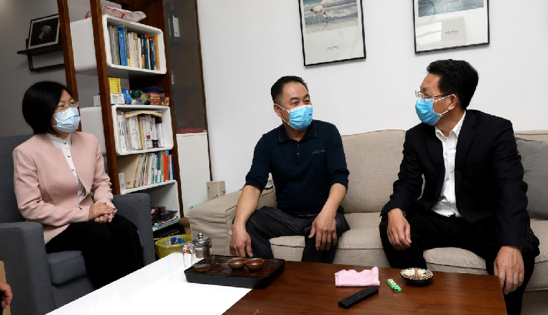 黄嘉莉家中,向记者家属代表送上慰问金,慰问品,感谢他们对赴鄂一线