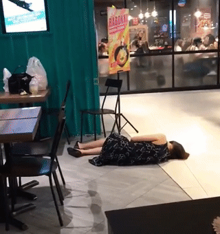 新加坡戴口罩女子在商场晕倒其他人镇定地吃着饭无人上前查看