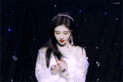 郑爽鞠婧祎争着化冰雪公主妆,要从"玻璃糖纸"高光说起