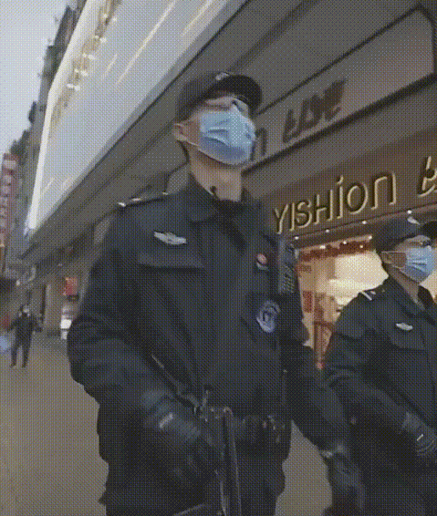 守护长沙解放西的特警"小刘"刘曦钧,依旧在他的岗位上发散着魅力.