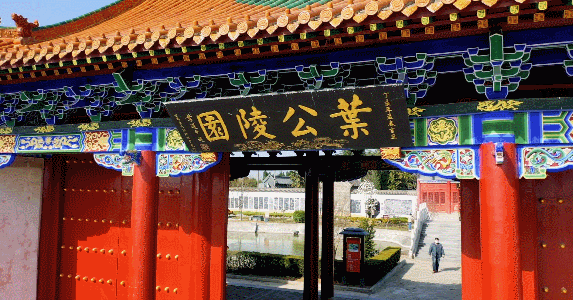 刚刚,一架飞机从叶公陵园掠过!