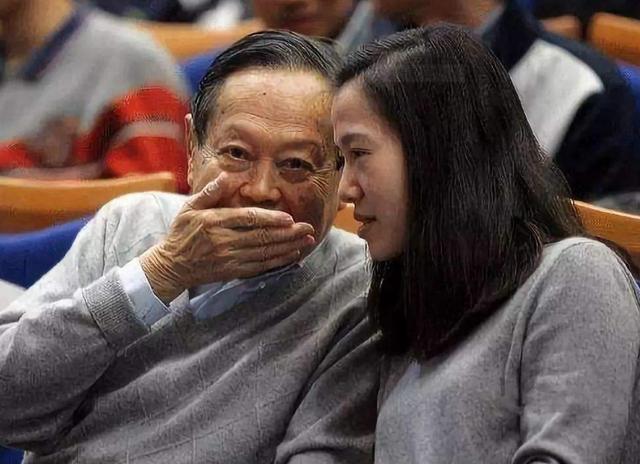 98岁杨振宁携小54岁娇妻亮相
