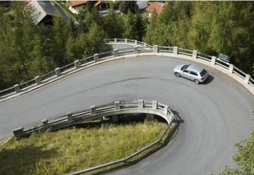 汽车在弯道驾驶为什么要注意这些?安全行车最重要!