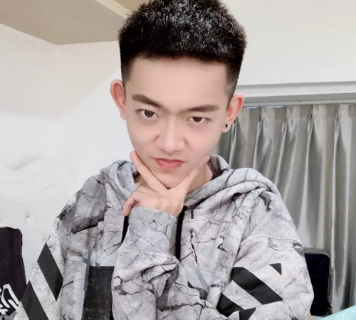 佳帅晒新女友照片,扎双马尾穿学院风衣服,网友直呼这不杨清柠吗