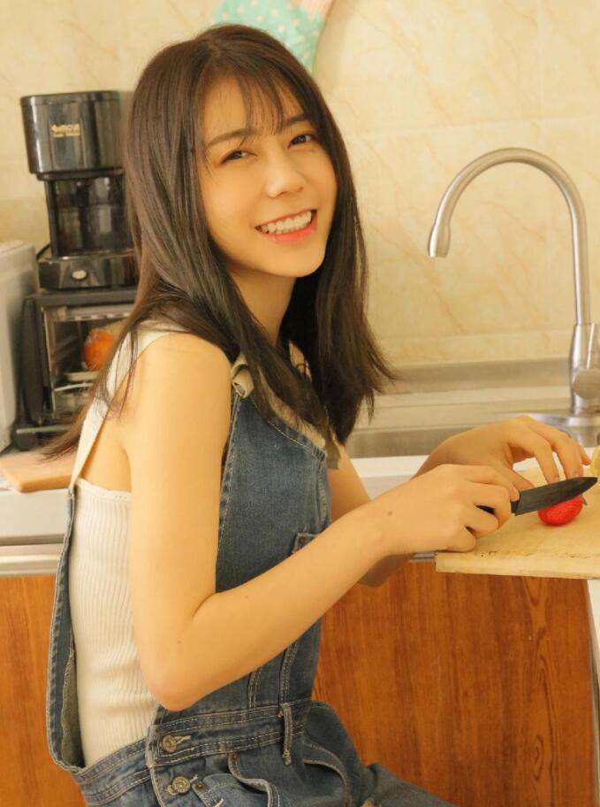 可爱牛仔吊带素雅浅色日系穿搭,简约的素雅穿搭迷人又时尚