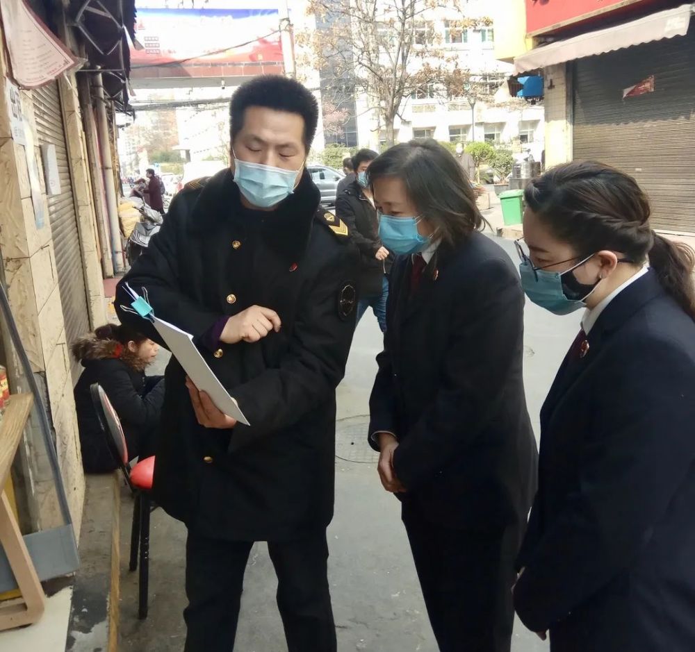 在一家药店,检察官们着重检查了口罩,酒精等防疫物资的销售及价格情况