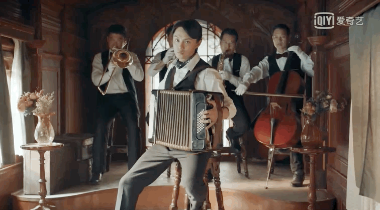 承瑞贝勒出场也是自带bgm,袁华的感觉还在,商细蕊的状态也融入了一点.