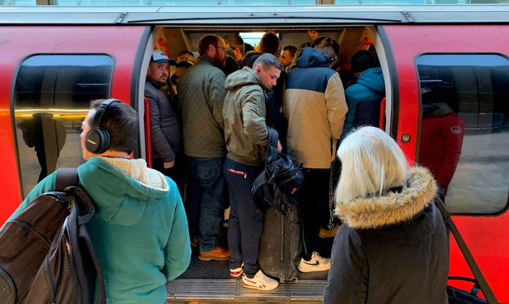 通勤者挤满了车厢 图片来源:bbc