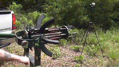 俄罗斯人都不敢这么玩手摇式六管ak机枪美国枪迷新玩具