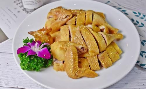 咸香鸡是广东河源传统的地方名菜,属于粤菜系.皮脆肉滑,味道甘香.