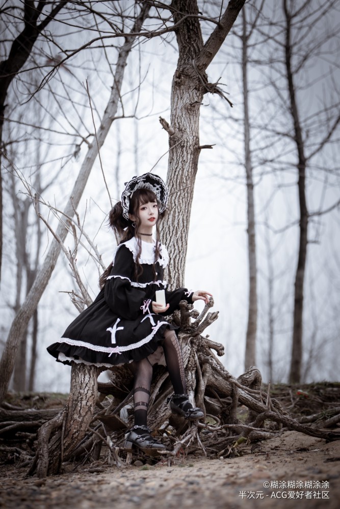 黑丝赞绝!美少女枯树林系红丝带神秘优雅