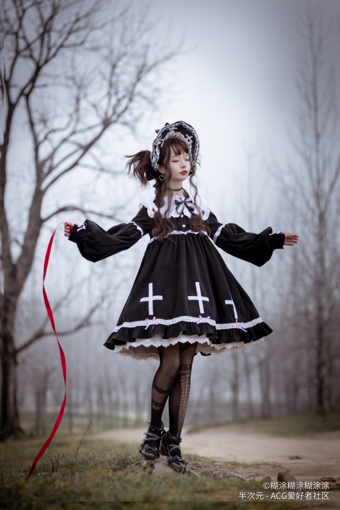 黑丝赞绝!美少女枯树林系红丝带神秘优雅