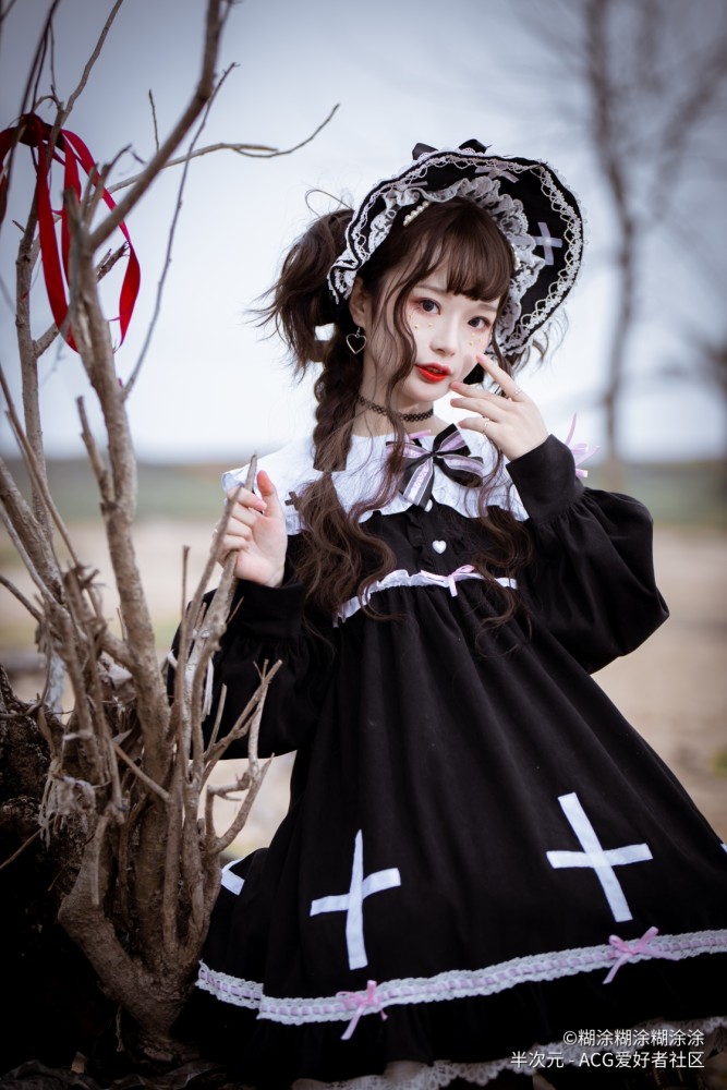 黑丝赞绝!美少女枯树林系红丝带神秘优雅