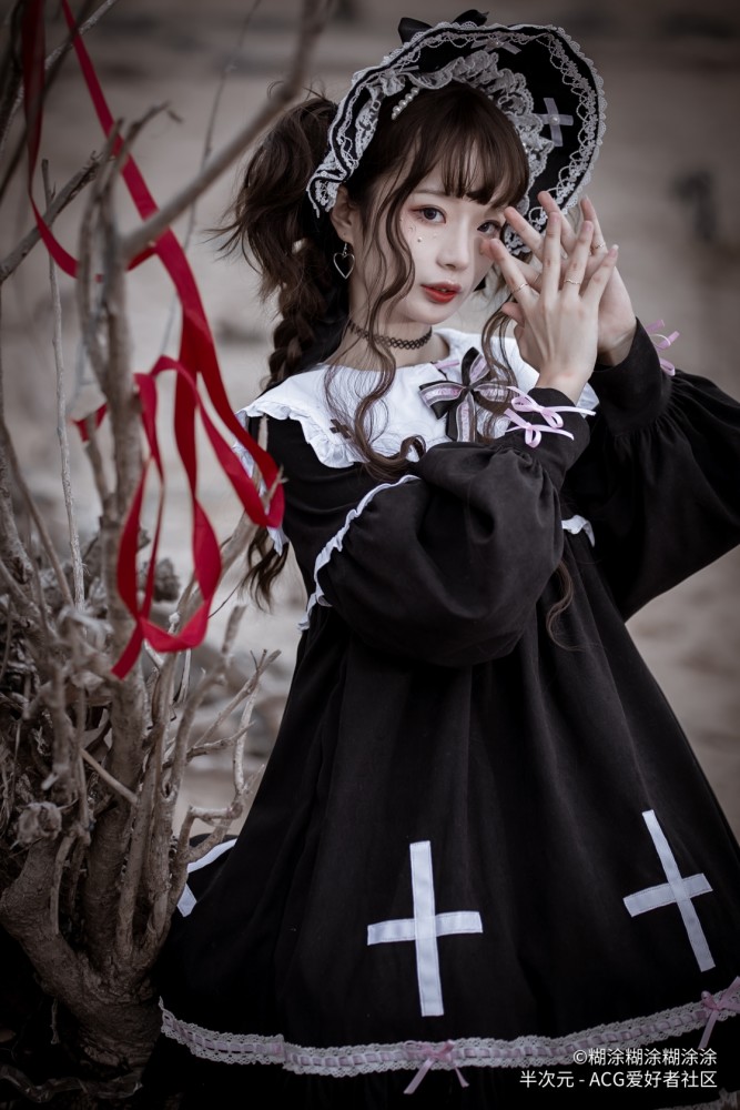 黑丝赞绝!美少女枯树林系红丝带神秘优雅