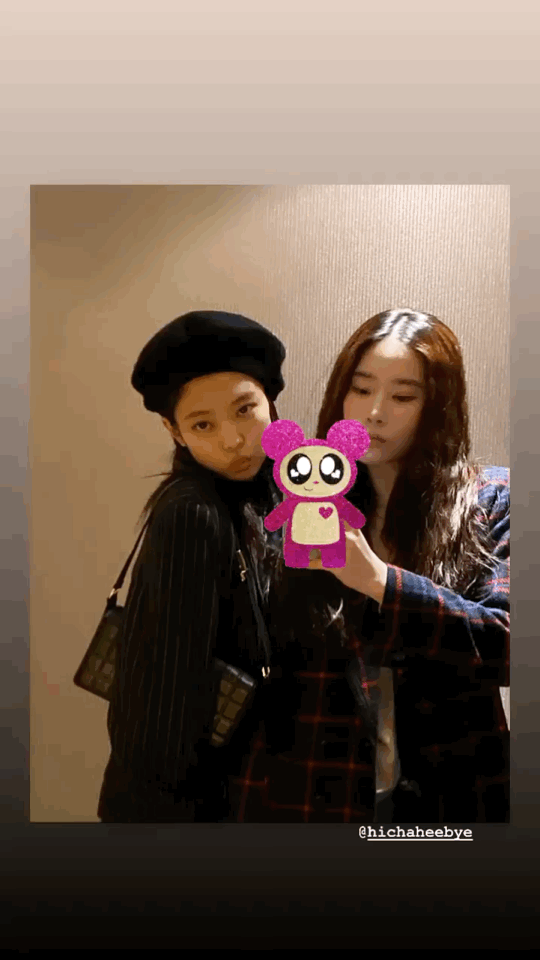 近日为好闺蜜车熙庆生的jennie暴风连更了一系列合照