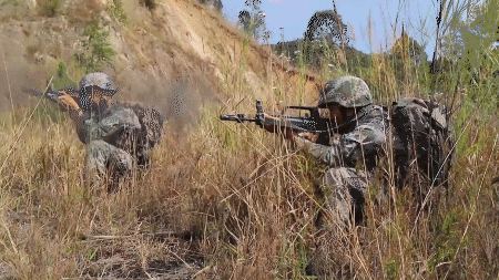 战斗由于在交火过程中有人"受伤",新兵们要利用就便器材制作简易担架