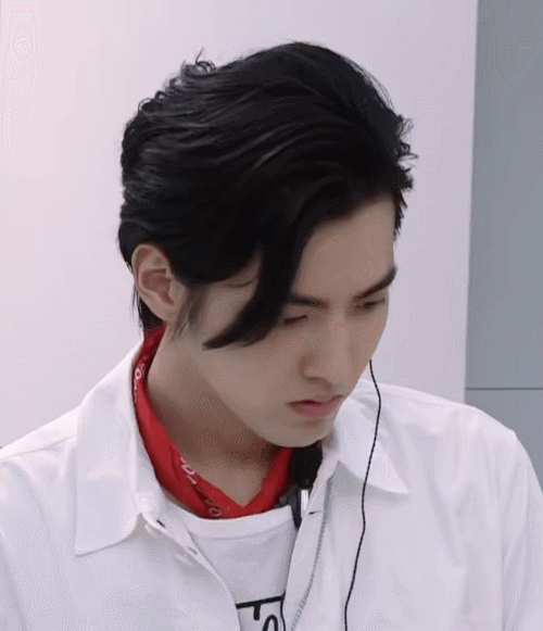 让吴亦凡为她改签,让导师为她流泪,秦牛正威开创了女团新纪元!